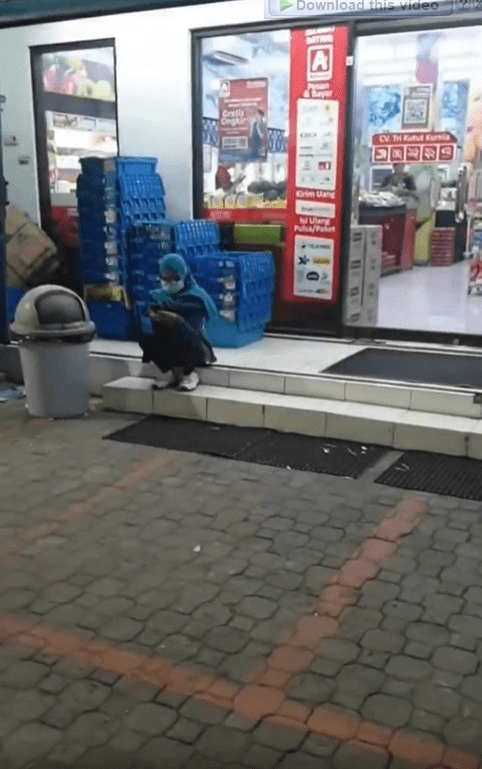 cewek Dibungkus hijab depan alfamart