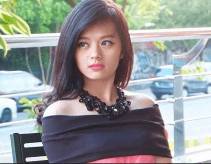 NGINTIP MODEL CANTIK GANTI BAJU