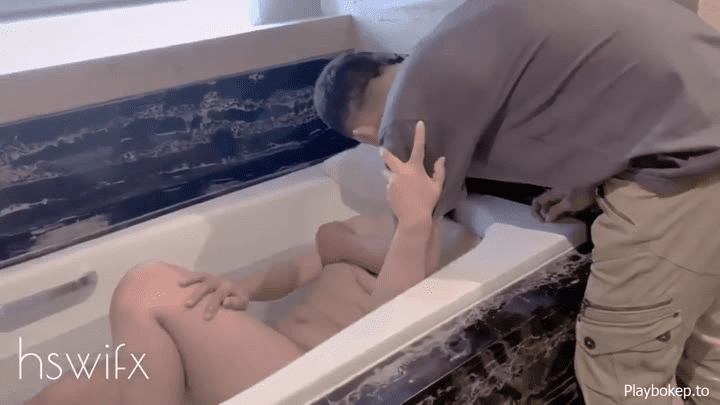 Godain itri teman saat mandi