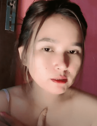 gadis cantik live kasih donat empuk