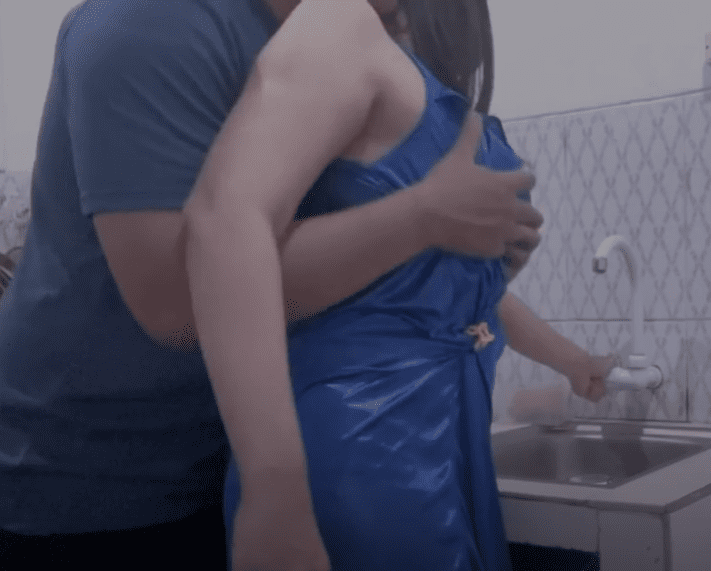 lagi cuci piring kena terkam