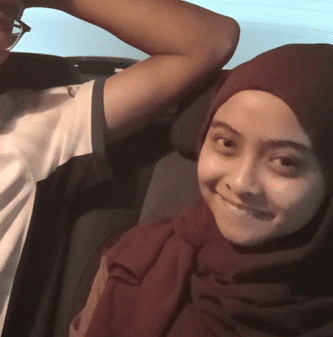 hijab sange di mobil