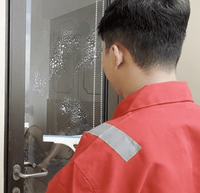 momy itha NGEWE tukang bersih kaca