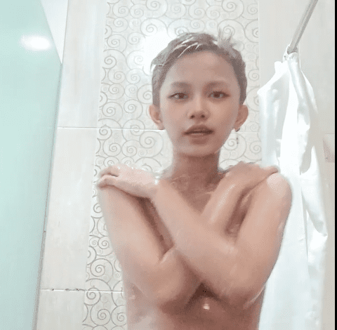 GADIS TOMBOY LIVE MANDI SAMBIL CURHAT