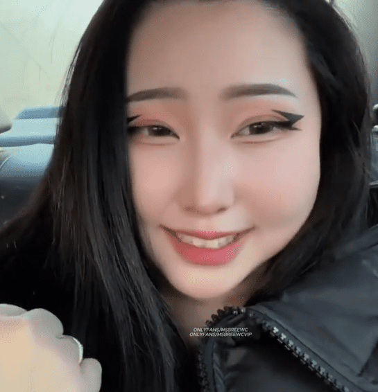 Msbreewc X Monsterpub Menggunakan Vibratorku Sepanjang Hari