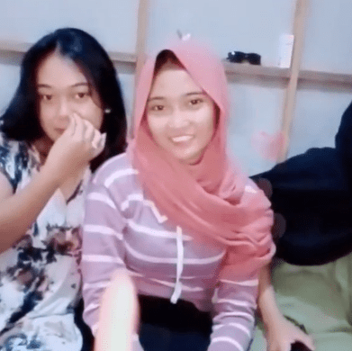HIJAB CANTIK 3SOME DI LIVE