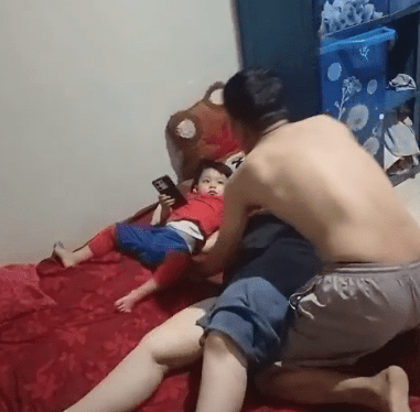pasutri ngewe di samping anak nya ikut nenen