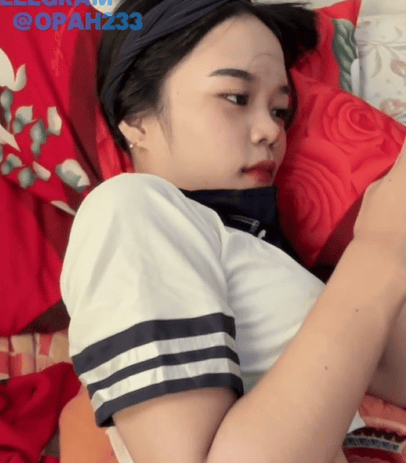 ngewe pacar cantik sambil main HP
